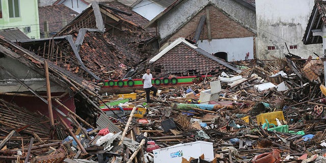 Indonesia tsunami survivors remain jittery as death toll hits 429 | Fox ...