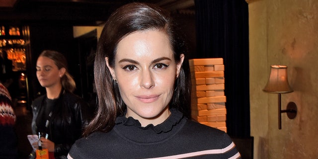 Schitt S Creek Star Emily Hampshire S Ex Wanted To Buy Her Breast Implants For Christmas Fox News