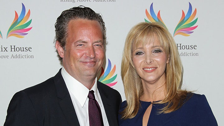 Friends Star Lisa Kudrow Reveals Matthew Perry Gifted Her An Iconic Prop From The Show Fox News