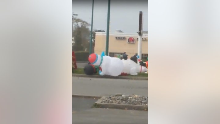 Taco Bell fight: High winds cause two inflatable Christmas snowmen to ‘brawl’ outside the Oregon restaurant