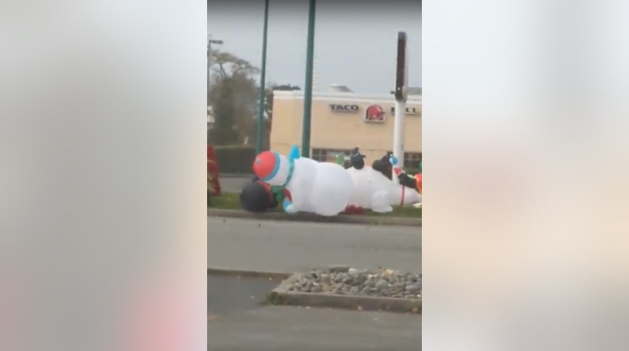 Taco Bell fight: High winds cause two inflatable Christmas snowmen to ‘brawl’ outside the Oregon restaurant