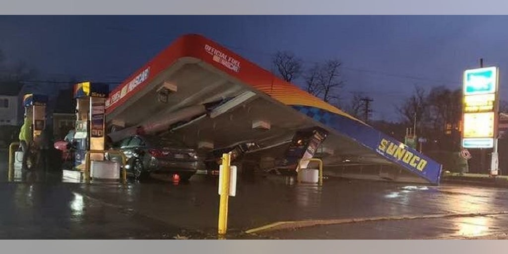 Gas station canopy collapses, damaging two vehicles, fuel pumps underneath:  report | Fox News