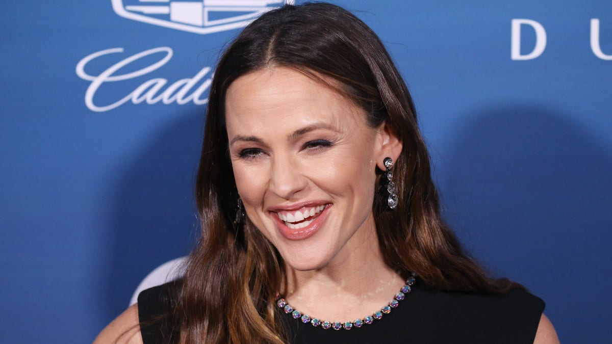 Jennifer Garner shared a hilarious and embarrassing photo for the '10-Year Challenge.'