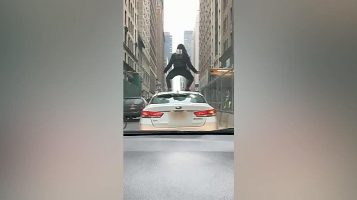 New York City cyclist caught attacking Uber driver in traffic 