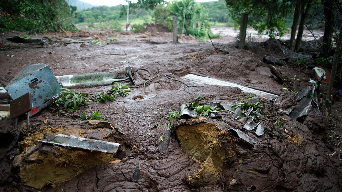 The mud covers the backyard of a house after a dam collapse near Brumadinho, Brazil, Saturday, Jan. 26, 2019. Rescuers in helicopters on Saturday searched for survivors while firefighters dug through mud in a huge area in southeastern Brazil buried by the collapse of a dam holding back mine waste, with at least nine people dead and up to 300 missing. (AP)