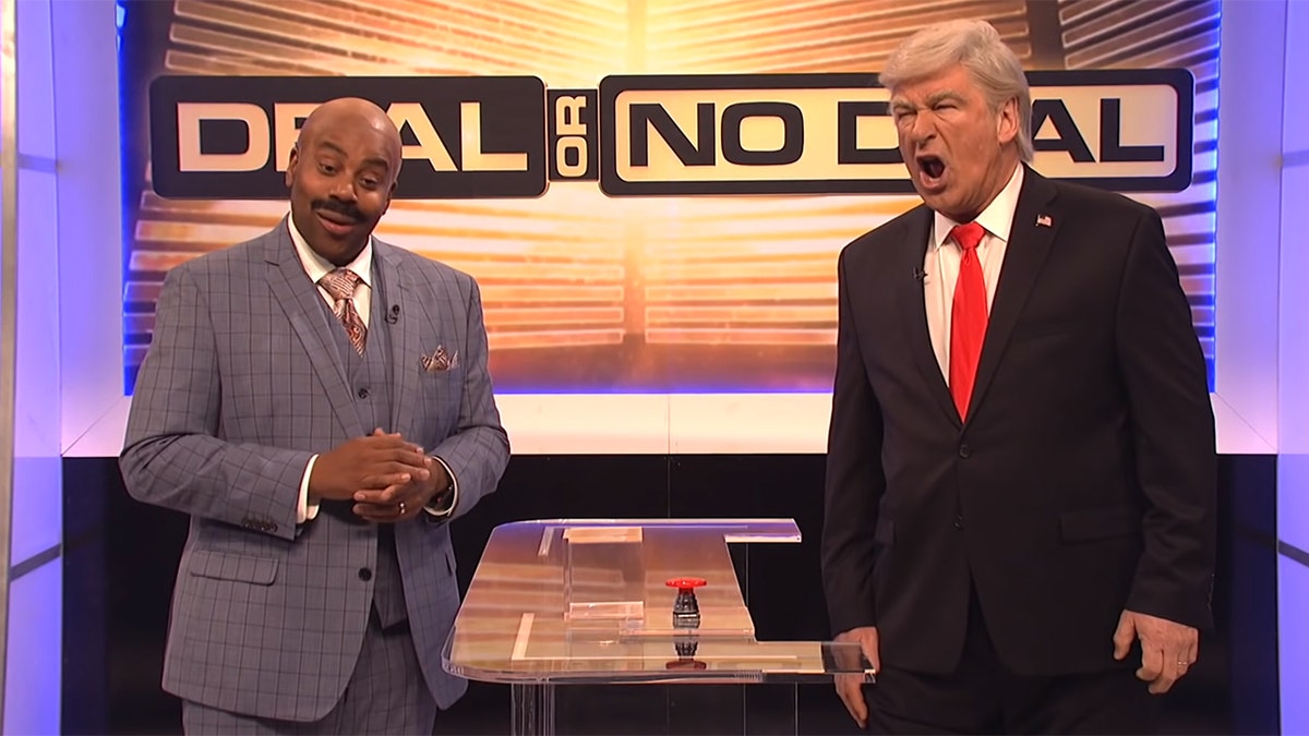 Kenan Thompson as Steve Harvey and Alec Baldwin as Donald Trump in 