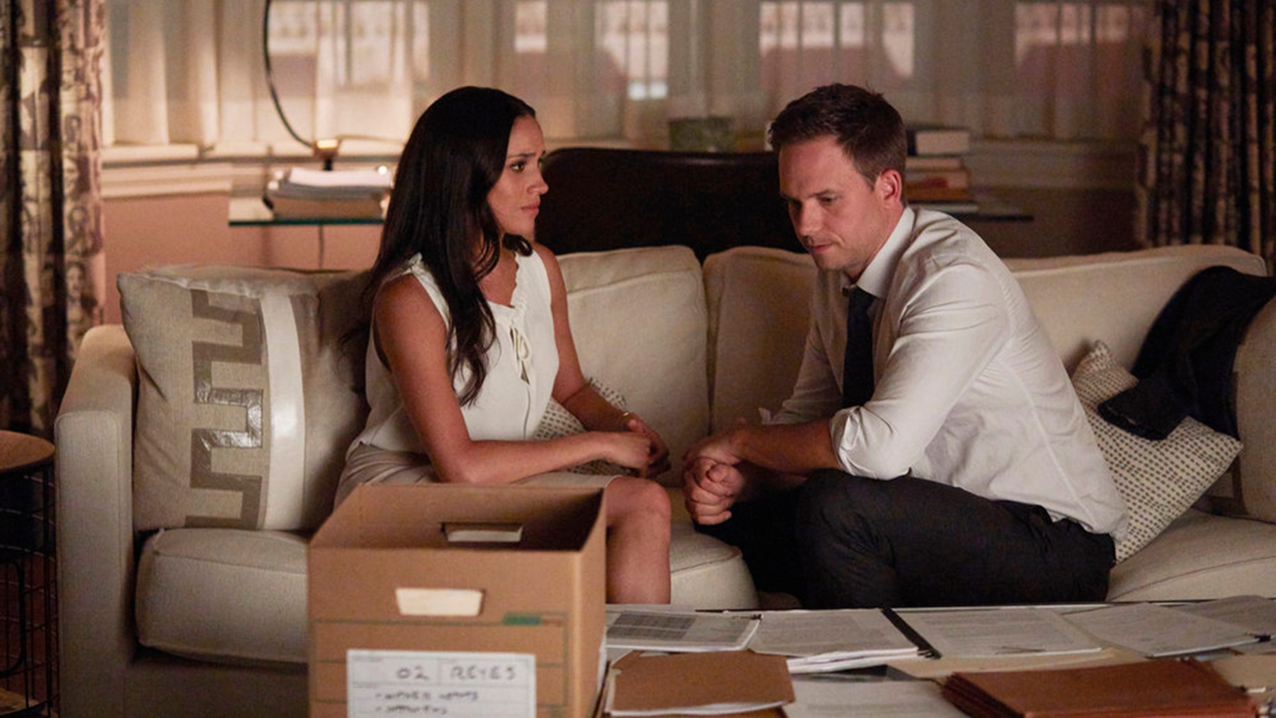 Meghan Markle dan lawan mainnya Patrick J. Adams di 'Suits' 