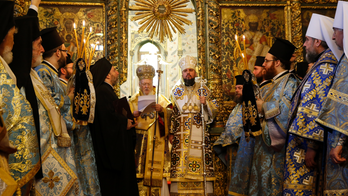 Independence decree presented to Ukrainian Orthodox bishop