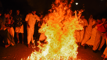 Hindu hardliners clash with police over women at shrine