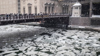 Polar vortex causes Chicago River to 'smoke,' freeze as subzero temperatures hit