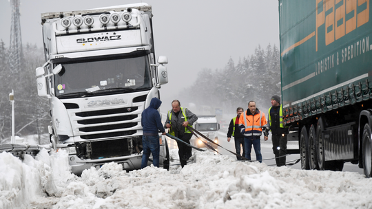 Snow disrupts transport in Alps, several dead in accidents