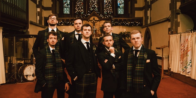 Bridal party's 'power pose' showing off pockets goes viral Bridal party's 'power pose' showing off pockets goes viral