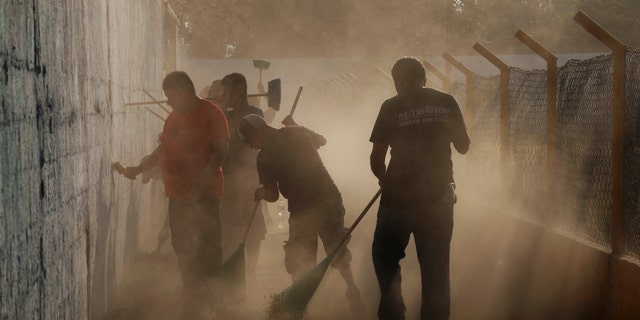   Migrants of Central America who have received humanitarian visas from Mexico are working for pay while cleaning a public sports stadium, which is in the process of preparing shelter for migrants entering Ciudad Hidalgo, in the state of Chiapas, Mexico, Monday, January 21, 2019, on the border with Guatemala. Thousands of Central American migrants wait for the Mexican authorities to issue humanitarian visas, allowing them to stay in Mexico for one year and work legally. (AP Photo / Marco Ugarte) 