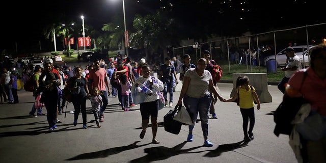 Hondurans take part in a new caravan of migrants, set to head to the United States, as they leave San Pedro Sula, Honduras January 14, 2019. REUTERS/Jorge Cabrera - RC1E08C0C6A0