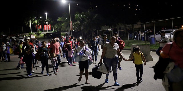 Hondurans take part in a new caravan of migrants, set to head to the United States, as they leave San Pedro Sula, Honduras January 14, 2019. REUTERS/Jorge Cabrera - RC1E08C0C6A0