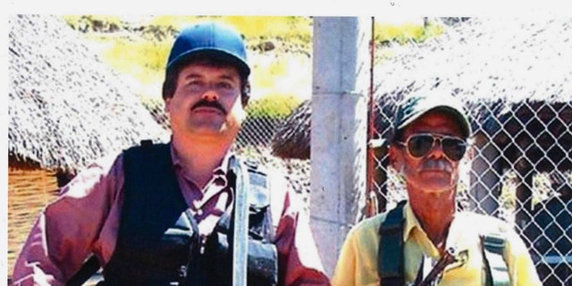 Op deze ongedateerde foto, Joaquin "El Chapo" Guzman, links, poseert met een onbekende man.