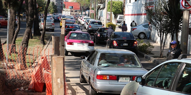 Cars line up waiting for fuel in Mexico City