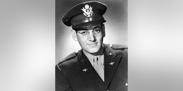Circa 1942: American musician and bandleader Glenn Miller (1904-1944) in a U.S. Air Force uniform.