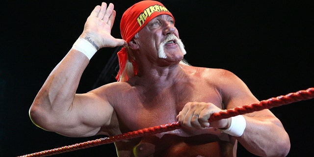 Hulk Hogan saluda a la audiencia durante su gira Hulkamania en el Burswood Dome el 24 de noviembre de 2009 en Perth, Australia.