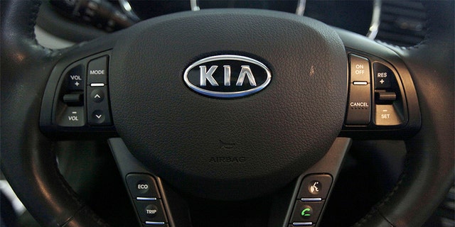 El volante de un Kia optima dentro de un concesionario de automóviles Kia en Elmhurst, Illinois.