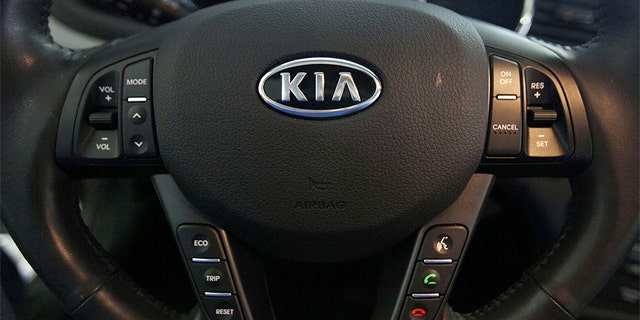 El volante de un Kia optima dentro de un concesionario de automóviles Kia en Elmhurst, Illinois.