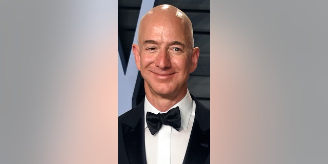 FILE - この3月に 4, 2018 ファイル写真, Jeff Bezos and wife MacKenzie Bezos arrive at the Vanity Fair Oscar Party in Beverly Hills, カリフォルニア. Bezos says he and his wife, MacKenzie, have decided to divorce after 25 結婚年数. ベゾス, one of the world’s richest men, made the announcement on Twitter Wednesday, 1月. 9, 2019. (写真提供ファイルvan Agostini / Invision / AP, File)