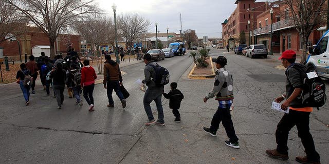 Central American migrants, who were dropped off at a bus station by U.S. Immigration and Customs Enforcement (ICE), walk toward volunteers helping them with food and transportation to emergency shelters in El Paso, Texas, U.S. December 25, 2018. REUTERS/Jose Luis Gonzalez