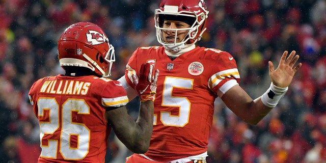Kansas City Chiefs quarterback Patrick Mahomes (15) celebrates a touchdown with running back Damien Williams (26) during the first half of an NFL divisional football playoff game against the Indianapolis Colts in Kansas City, Mo., Sabato, Jan. 12, 2019. (AP Photo/Ed Zurga)