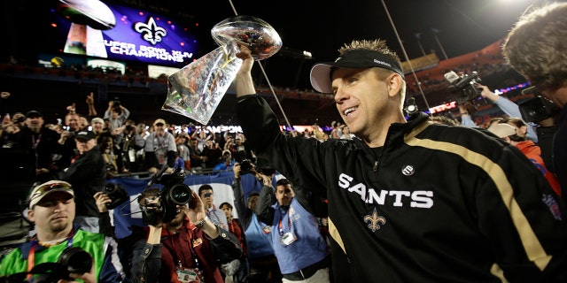 7 de febrero de 2010: el entrenador de los New Orleans Saints, Sean Peyton, luce el Trofeo Vince Lombardi después del partido de fútbol NFL Super Bowl 44 el domingo 7 de febrero de 2010.  (Foto AP / Eric Gay, archivo)