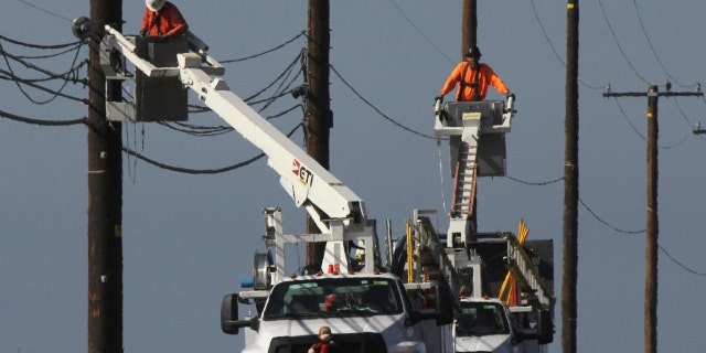 To prevent wildfires, Pacific Gas and Electric Co. should re-inspect its entire electric grid and cut off power during certain wind conditions regardless of the inconvenience to customers or loss of profit, a U.S. judge proposed.