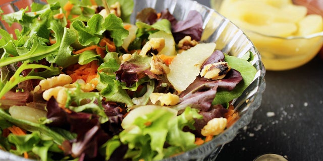 Long lines for salads in New York create anarchy in the days after "eat healthy" New Year's resolutions.