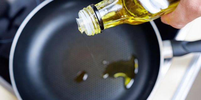 Los expertos dicen que debes mantenerte alejado de muchos aceites dañinos cuando cocinas, como el aceite de maíz y el aceite de girasol. 