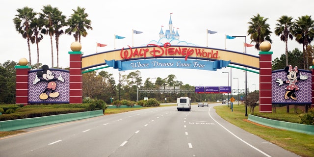 Señal de la entrada principal de Walt Disney World como se ve conduciendo desde el sur por World Drive hacia el parque el 25 de noviembre de 2013 en Orlando, Florida.