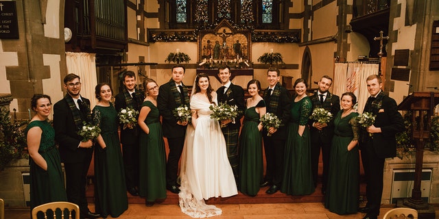 Bridal party's 'power pose' showing off pockets goes viral