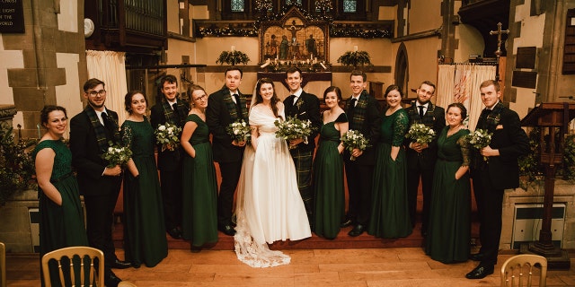 Bridal party's 'power pose' showing off pockets goes viral Bridal party's 'power pose' showing off pockets goes viral