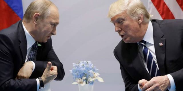 O presidente Donald Trump se encontra com o presidente russo Vladimir Putin na Cúpula do G20, sexta-feira, 7 de julho de 2017, em Hamburgo.