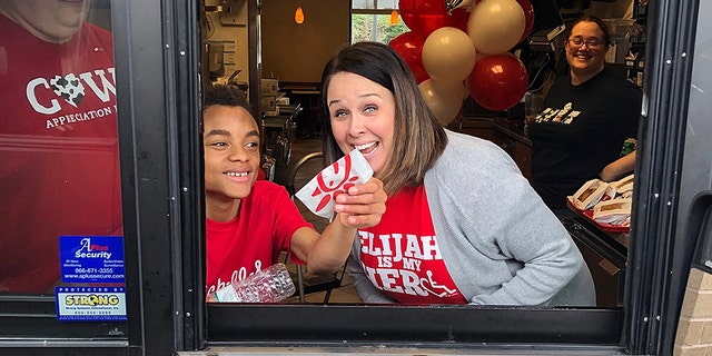 A Chick-fil-A in Alabama opened its doors Sunday for a little boy celebrating his birthday. <br>