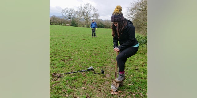 Swainson had the manager of the metal-detecting tour bury the ring in the field, so as not to arouse suspicion.