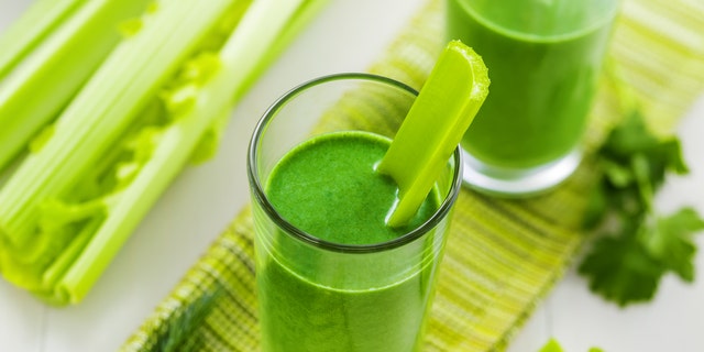 Πράσινα όπως το σπανάκι, το λάχανο και το μαρούλι romaine θα προσθέσουν περισσότερη πρωτεΐνη στο smoothie σας. (iStock)