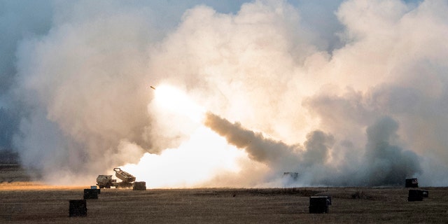 10월 알래스카 포트 그릴리에서 미군 병사들이 M142 고 기동성 포병 로켓 시스템을 발사하고 있다.