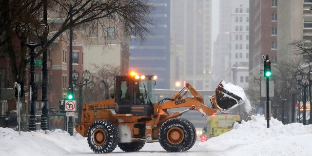 Heavy snow and gusting winds created blizzard-like conditions Monday across parts of the Midwest, prompting officials to close hundreds of schools, courthouses and businesses as forecasters warn that dangerously cold weather is right behind the snowstorm.