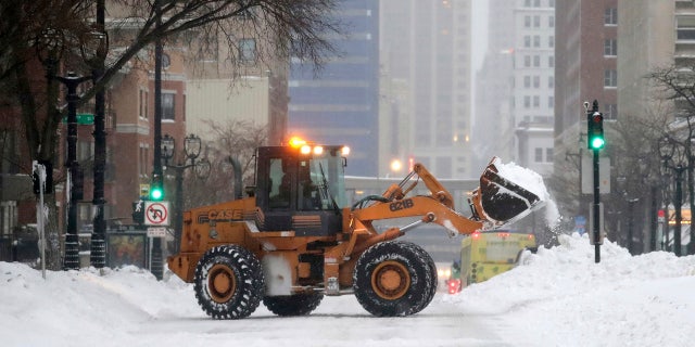 Heavy snow and gusting winds created blizzard-like conditions Monday across parts of the Midwest, prompting officials to close hundreds of schools, courthouses and businesses as forecasters warn that dangerously cold weather is right behind the snowstorm.