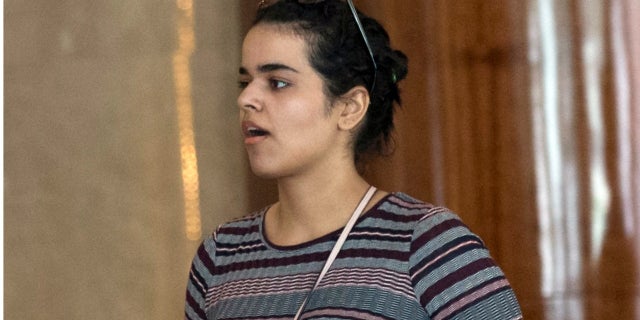 Rahaf Mohammed Alqunun (fotografiado en Bangkok) llegó a Canadá el sábado, 12 de enero de 2019. </source> </source> </source> </picture> </div>
<div class=