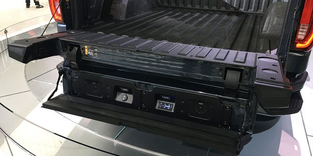 gmc sierra kicker tailgate speakers