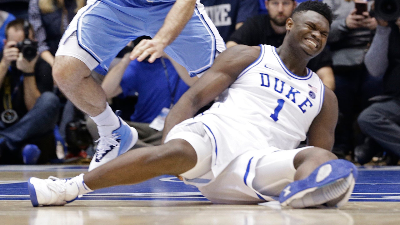 Zion Williamson se duele sobre el parqué.