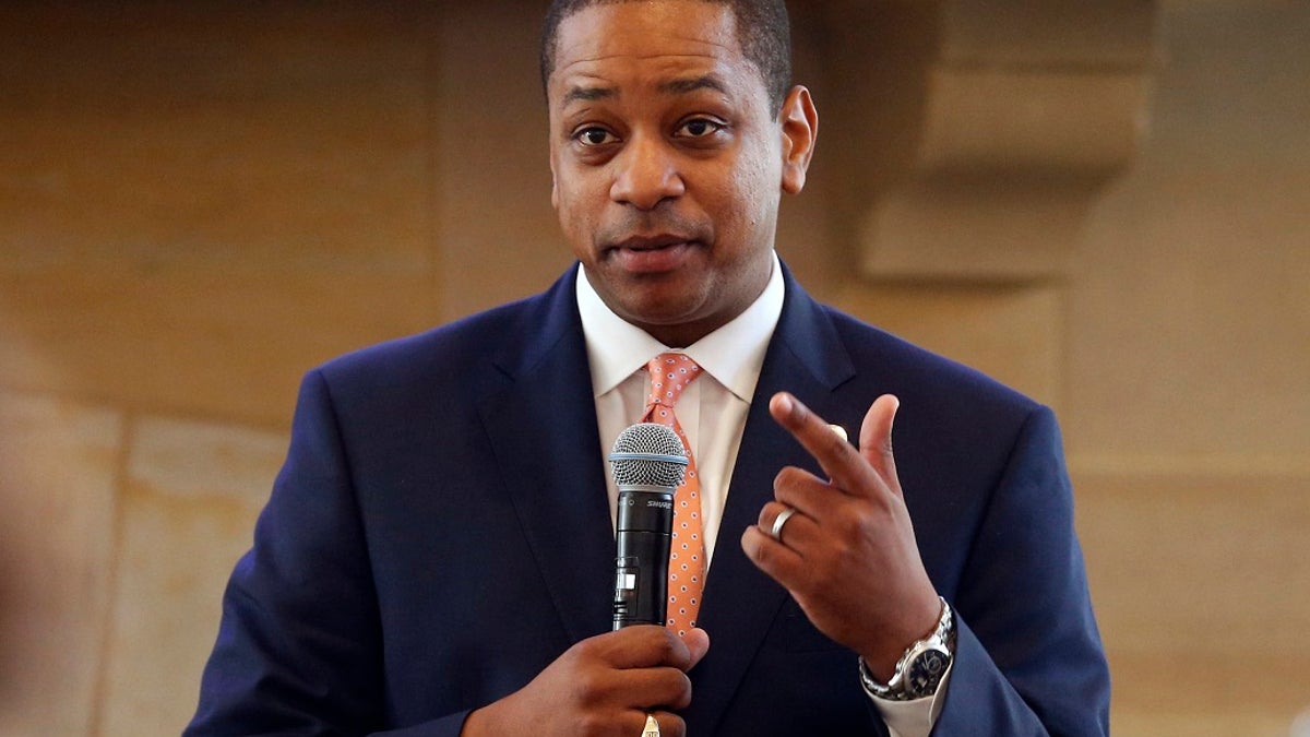 L'allora tenente governatore della Virginia Justin Fairfax fa gesti durante il discorso prima di una riunione della Campagna per ridurre gli sfratti in una sala riunioni della chiesa a Richmond, Virginia.