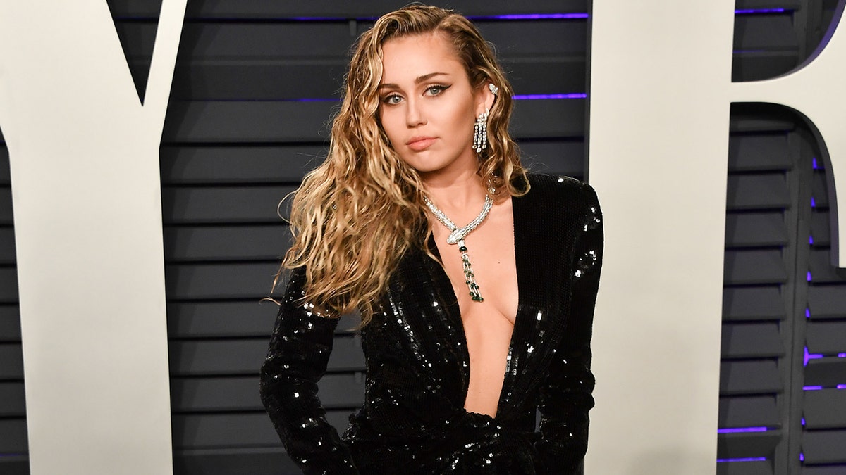 BEVERLY HILLS, CALIFORNIA - FEBRUARY 24: Miley Cyrus attends the 2019 Vanity Fair Oscar Party hosted by Radhika Jones at Wallis Annenberg Center for the Performing Arts on February 24, 2019 in Beverly Hills, California. (Photo by George Pimentel/Getty Images)
