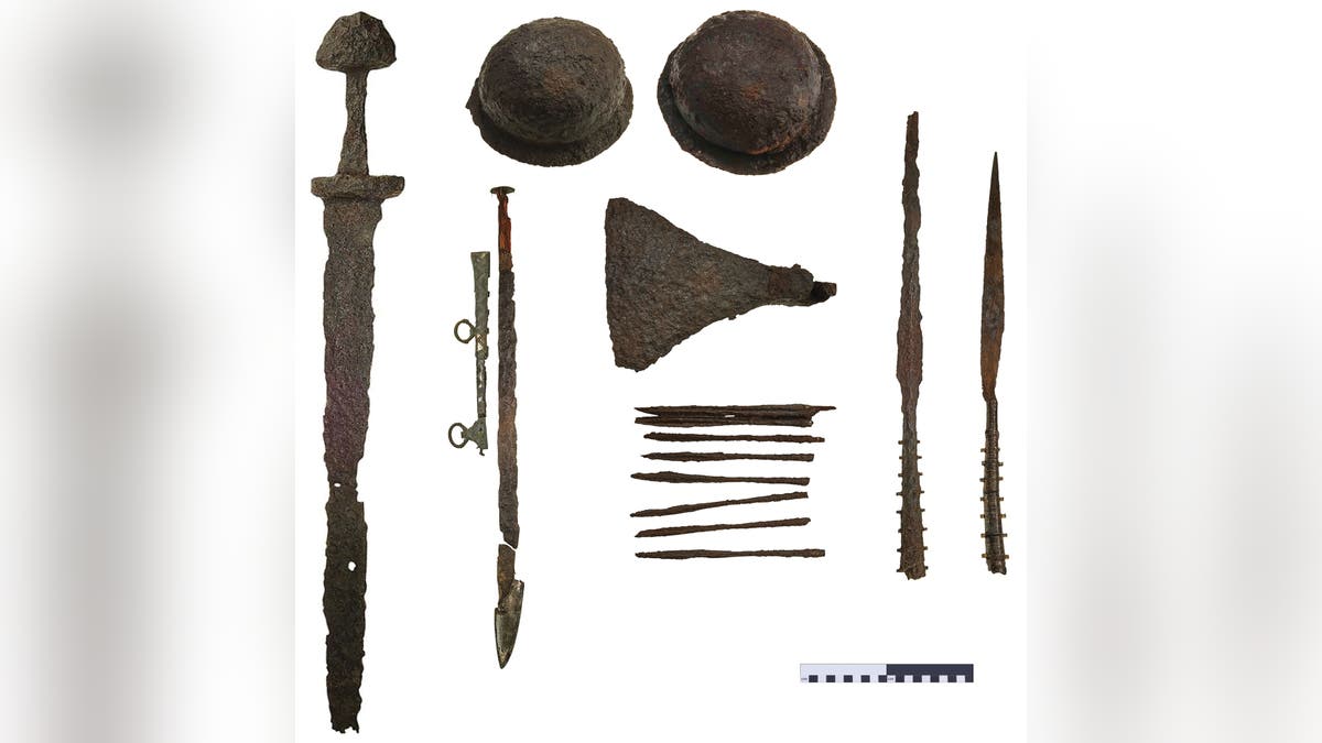 The array of weapons discovered in grave Bj.581.