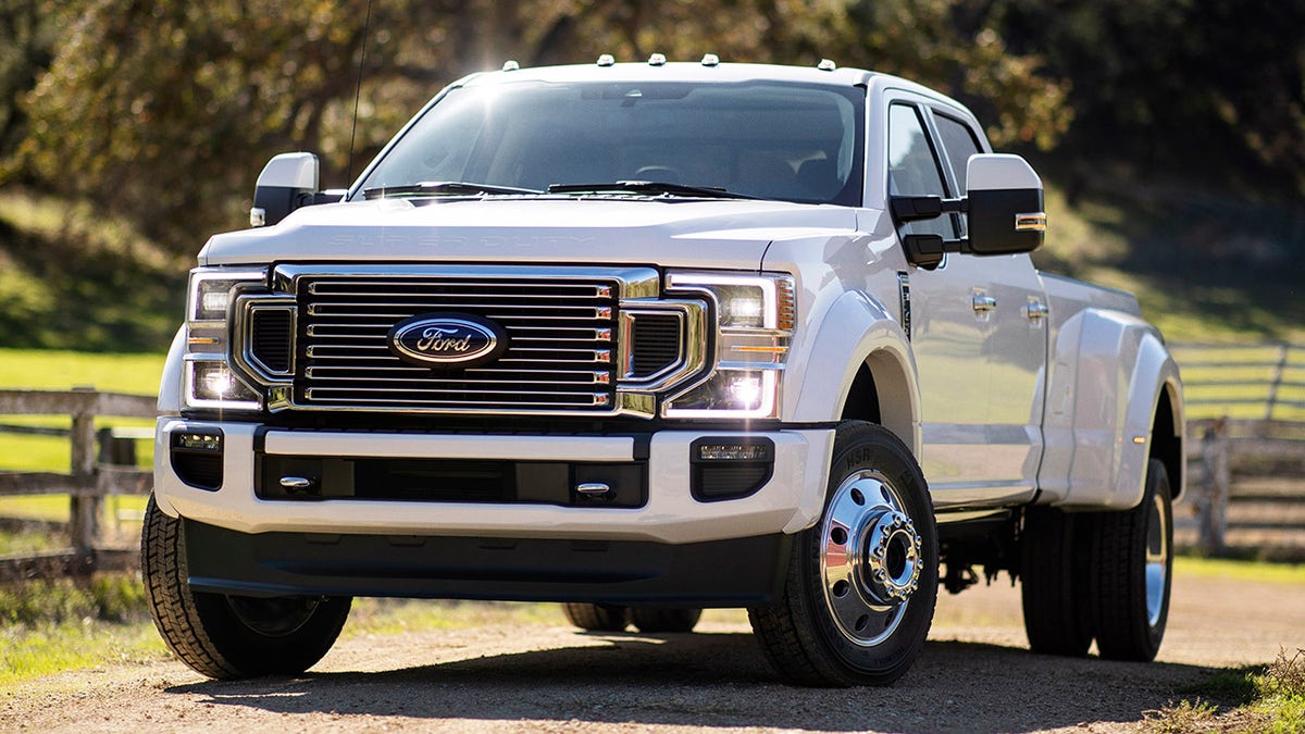 F-350 and F-450 (shown) dually trucks feature a signature grille design.