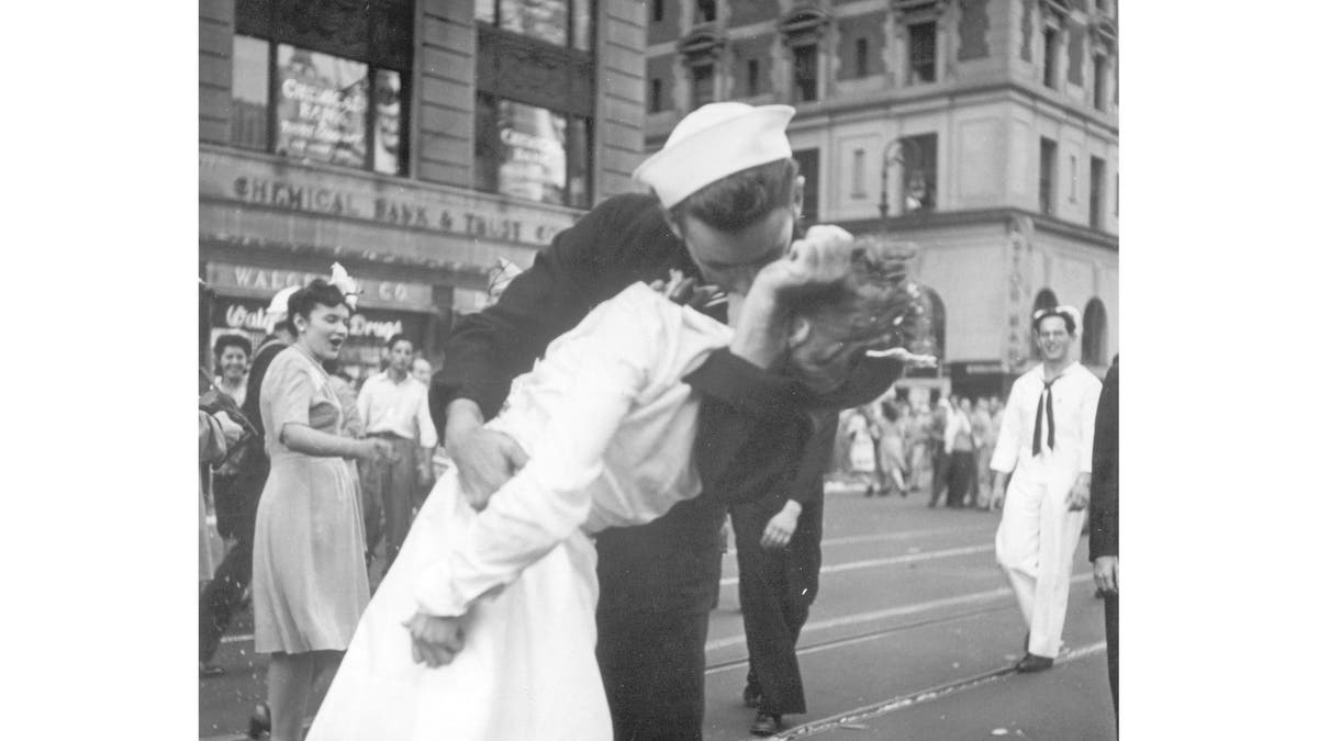 Sailor In Iconic World War II Kissing Photo In Times Square Dies At 95 ...